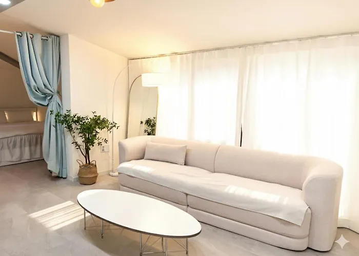 Hongdae 30 Seconds To Subway Apartment *