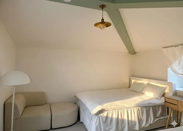 Hongdae 30 Seconds To Subway Apartment *
